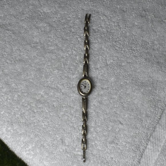 Vintage Guess Titanium Qwartz Watch w/ White Face - Picture 15 of 16